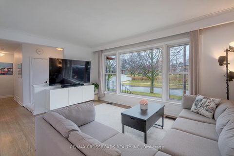 Photo 3 at 32 Kim Court, Kennedy Park, Toronto