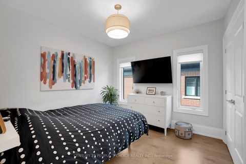 Photo 23 at 140 Wainfleet Crescent, Vellore Village, Vaughan