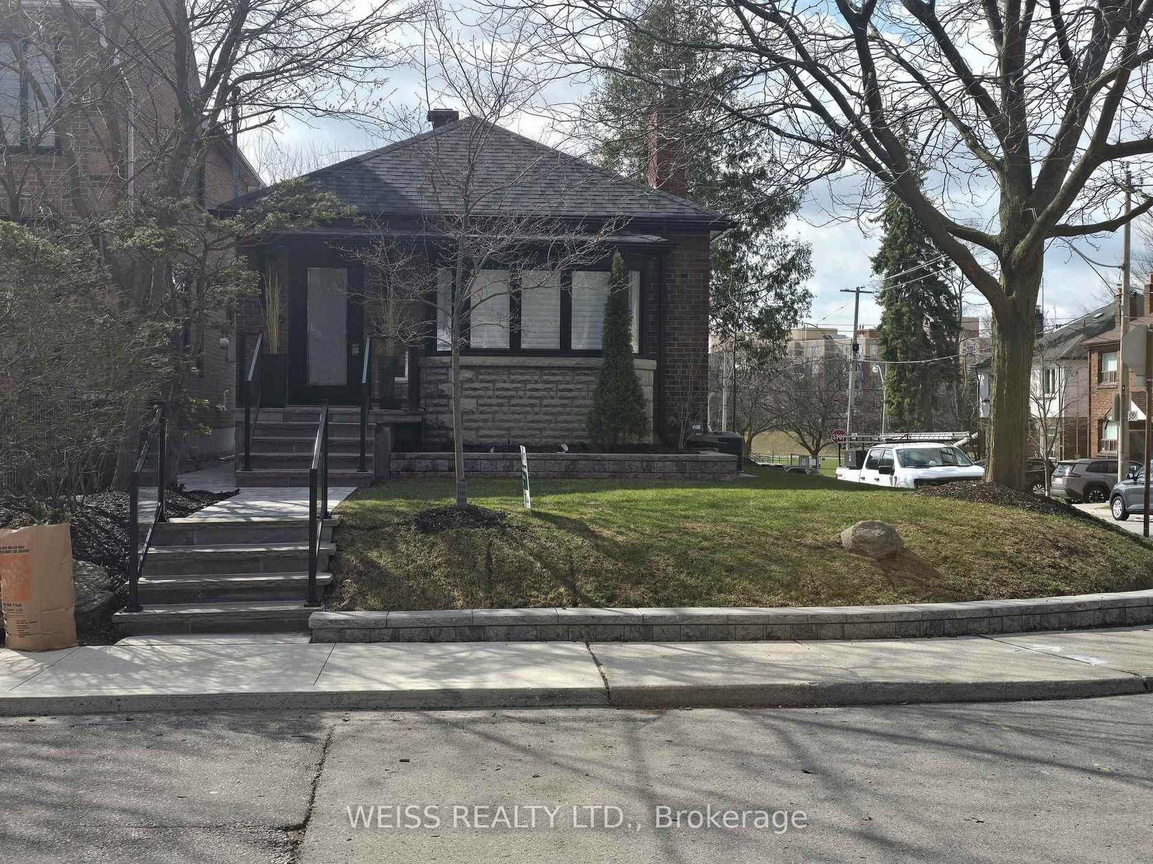 199 Glengarry Avenue, Lawrence Park North, Toronto photo number 2
