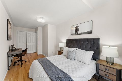 Photo 19 at 57 Littleriver Court, Patterson, Vaughan