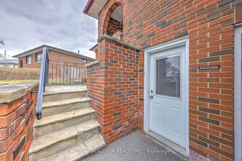 Photo 3 at 15 Willimart Court, Newtonbrook West, Toronto