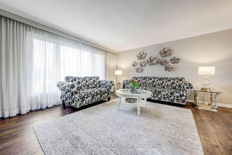 Photo 10 at 15 Willimart Court, Newtonbrook West, Toronto