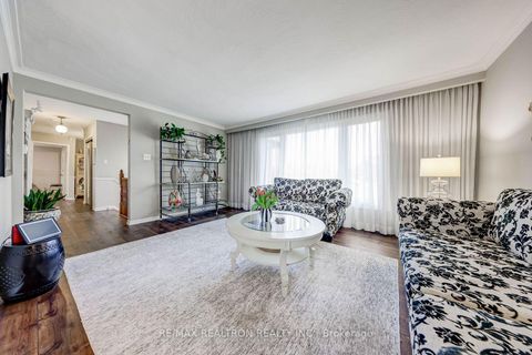 Photo 12 at 15 Willimart Court, Newtonbrook West, Toronto