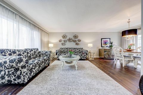 Photo 13 at 15 Willimart Court, Newtonbrook West, Toronto