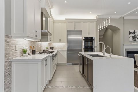 Photo 11 at 92 Heintzman Crescent, Patterson, Vaughan