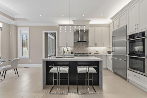 Photo 12 at 92 Heintzman Crescent, Patterson, Vaughan