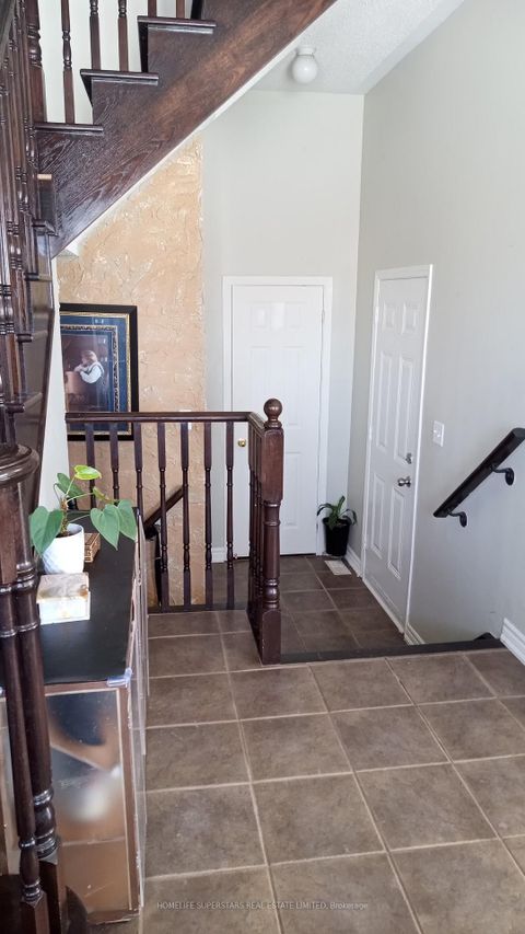 Photo 5 at 1316 Macinally Court, Pinecrest, Oshawa