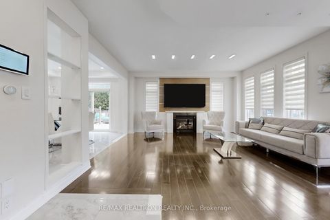 Photo 6 at 17 Delattaye Avenue, Bayview Northeast, Aurora