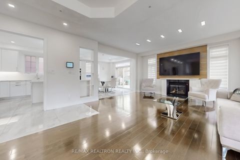 Photo 7 at 17 Delattaye Avenue, Bayview Northeast, Aurora