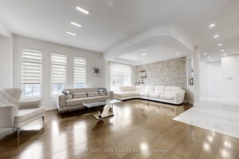 Photo 8 at 17 Delattaye Avenue, Bayview Northeast, Aurora