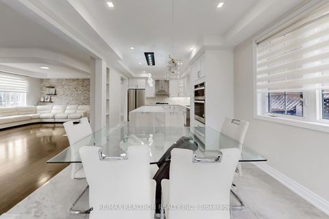 Photo 13 at 17 Delattaye Avenue, Bayview Northeast, Aurora