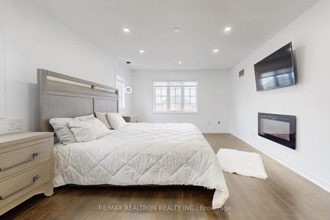 Photo 20 at 17 Delattaye Avenue, Bayview Northeast, Aurora