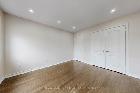 Photo 26 at 17 Delattaye Avenue, Bayview Northeast, Aurora