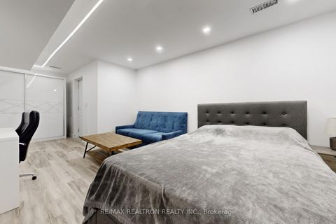 Photo 29 at 17 Delattaye Avenue, Bayview Northeast, Aurora