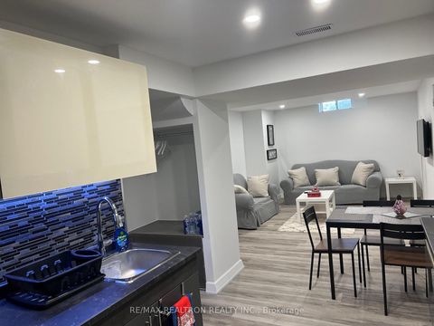 Photo 36 at 17 Delattaye Avenue, Bayview Northeast, Aurora