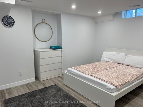 Photo 37 at 17 Delattaye Avenue, Bayview Northeast, Aurora