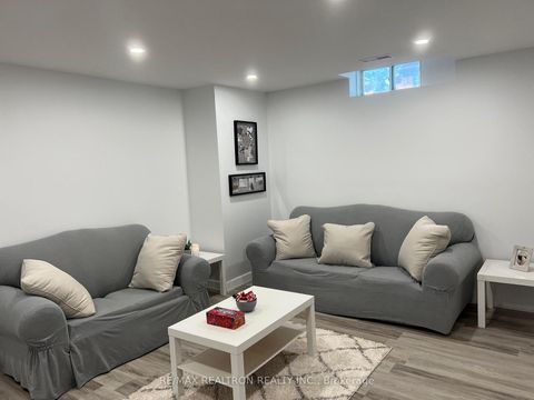 Photo 39 at 17 Delattaye Avenue, Bayview Northeast, Aurora