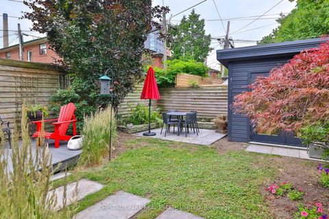 Photo 2 at 82 Bellevue Avenue, Chinatown, Toronto