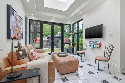 Photo 14 at 82 Bellevue Avenue, Chinatown, Toronto