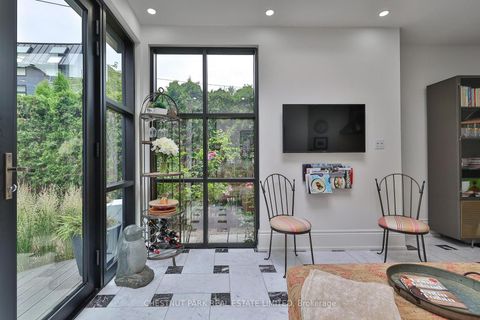 Photo 15 at 82 Bellevue Avenue, Chinatown, Toronto