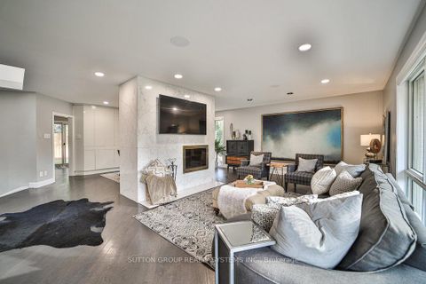 Photo 2 at 3 Twyford Court, Rosethorn, Toronto