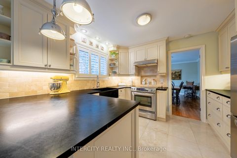 Photo 8 at 131 Torran Road, Islington Woods, Vaughan