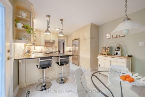 Photo 9 at 131 Torran Road, Islington Woods, Vaughan