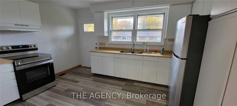 Photo 5 at 64 Farningham Crescent, Rosethorn, Toronto