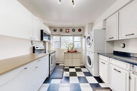 Photo 2 at 25 Candy Court Way, Newtonbrook West, Toronto