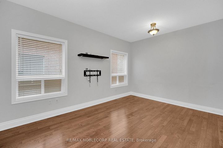 Photo 2 at 92 Water Garden Lane, Sonoma Heights, Vaughan