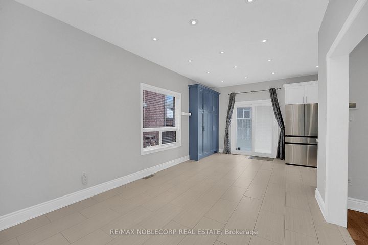 Photo 9 at 92 Water Garden Lane, Sonoma Heights, Vaughan