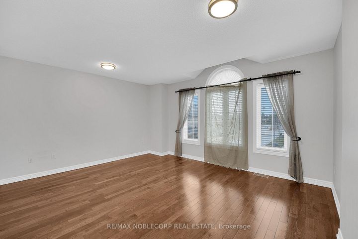 Photo 18 at 92 Water Garden Lane, Sonoma Heights, Vaughan