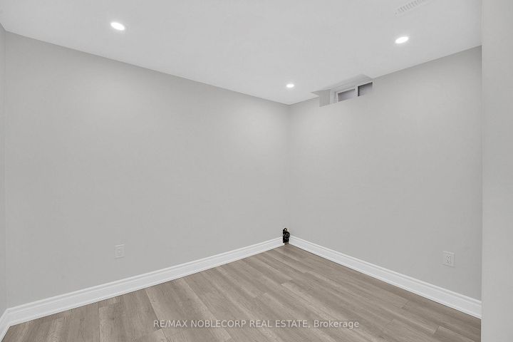 Photo 37 at 92 Water Garden Lane, Sonoma Heights, Vaughan