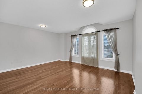 Photo 18 at 92 Water Garden Lane, Sonoma Heights, Vaughan