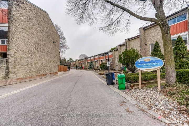 Photo 4 at 68 - 915 Inverhouse Drive, Clarkson, Mississauga