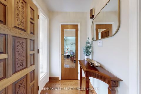 Photo 2 at 53 Wedgewood Drive, Newtonbrook East, Toronto