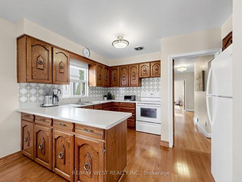 Photo 8 at 53 Wedgewood Drive, Newtonbrook East, Toronto