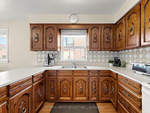 Photo 9 at 53 Wedgewood Drive, Newtonbrook East, Toronto