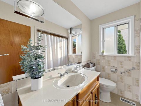 Photo 10 at 53 Wedgewood Drive, Newtonbrook East, Toronto
