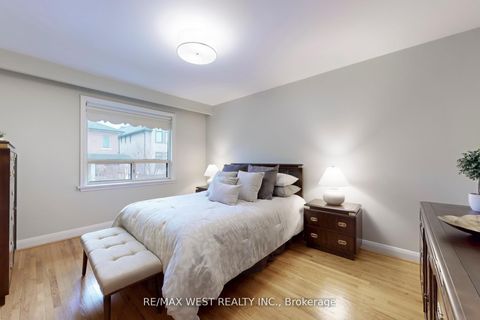Photo 11 at 53 Wedgewood Drive, Newtonbrook East, Toronto