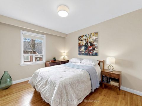 Photo 13 at 53 Wedgewood Drive, Newtonbrook East, Toronto