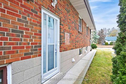 Photo 28 at 53 Wedgewood Drive, Newtonbrook East, Toronto