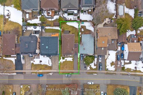 Photo 32 at 53 Wedgewood Drive, Newtonbrook East, Toronto