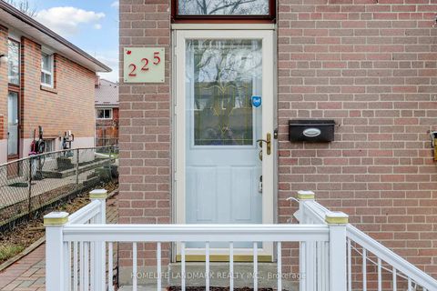 Photo 3 at 225 Pineway Boulevard, Steeles, Toronto
