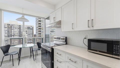 Photo 5 at 911 - 7250 Yonge Street, Yorkhill, Vaughan