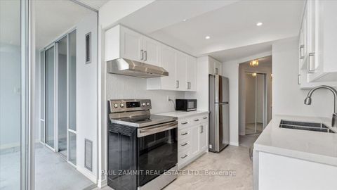 Photo 7 at 911 - 7250 Yonge Street, Yorkhill, Vaughan