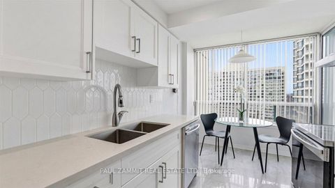 Photo 8 at 911 - 7250 Yonge Street, Yorkhill, Vaughan