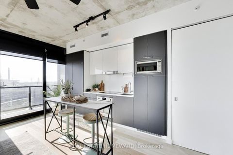 Photo 2 at 1011 - 170 Bayview Avenue, Moss Park, Toronto