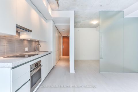 Photo 2 at 215 - 629 King Street W, Waterfront Communities C1, Toronto