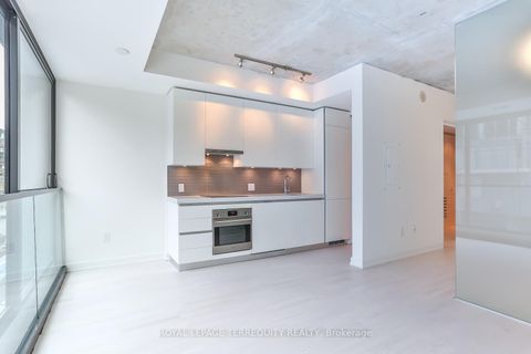 Photo 3 at 215 - 629 King Street W, Waterfront Communities C1, Toronto